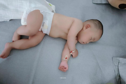 柳林三个月宝宝抬头不稳